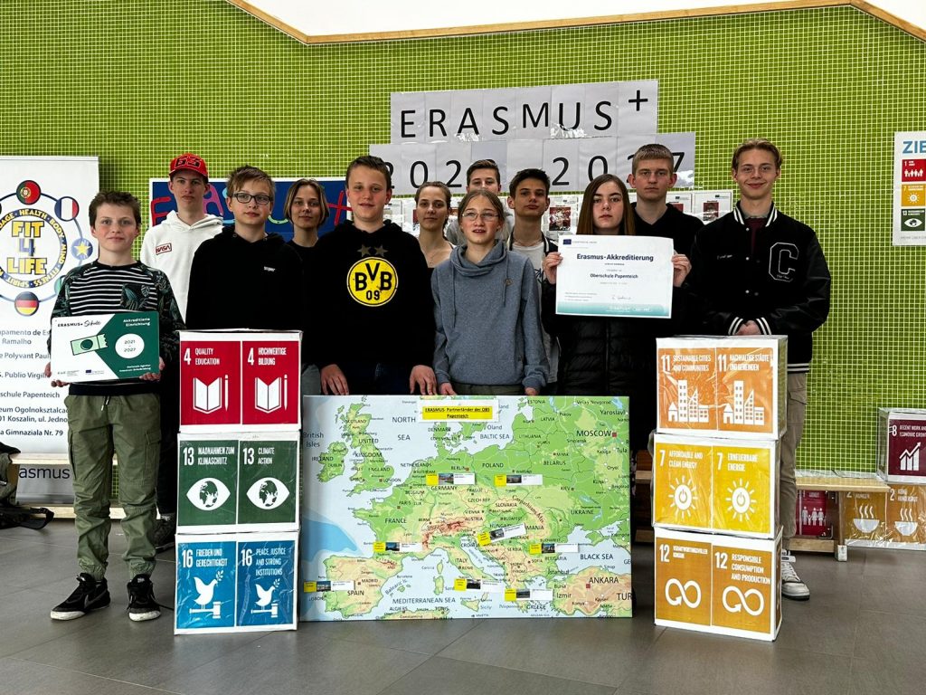 Das Erasmus-Team feiert die Akkreditierung